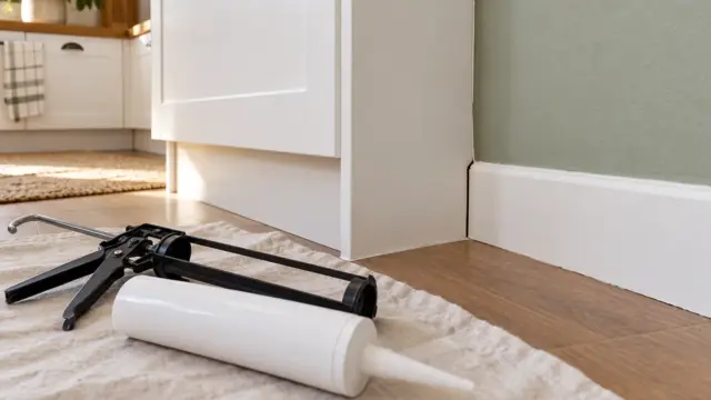 Mastic près d’une plinthe